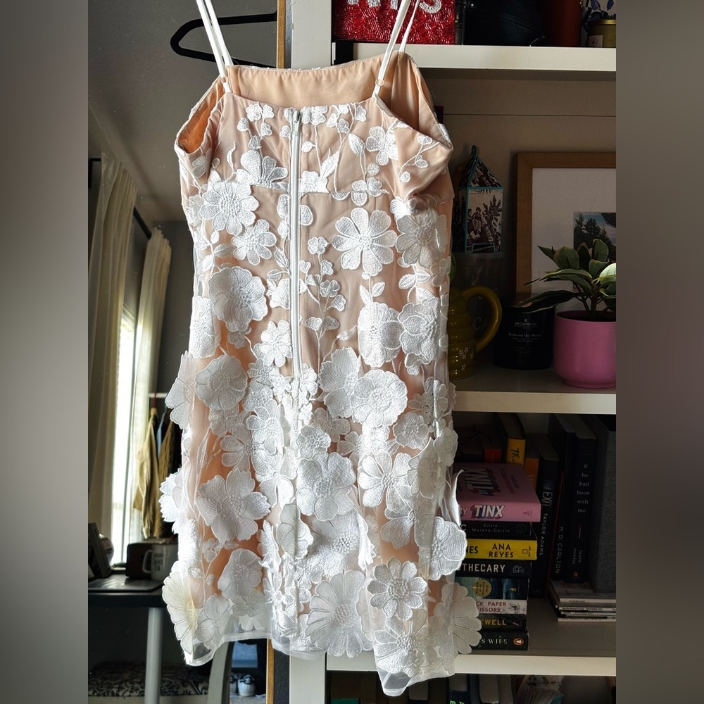 Elegant White Floral Lace Dress - Picture 6 of 8